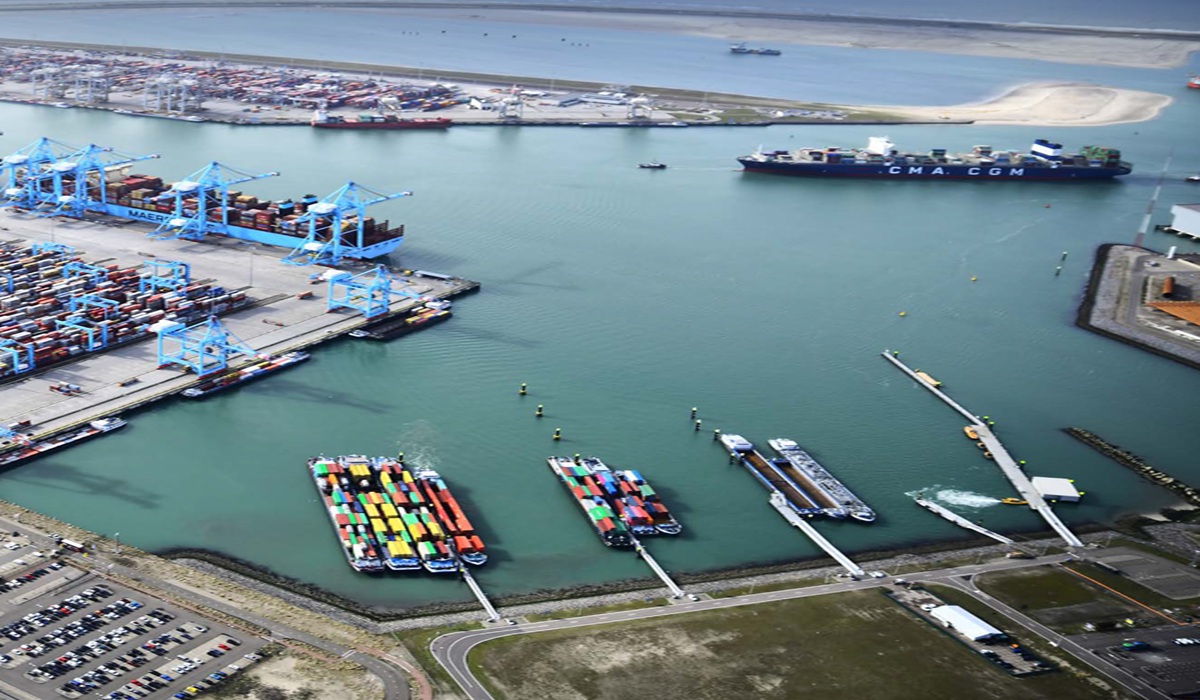 لندینگ کرافت در حال حمل بار در آب‌های خلیج فارس